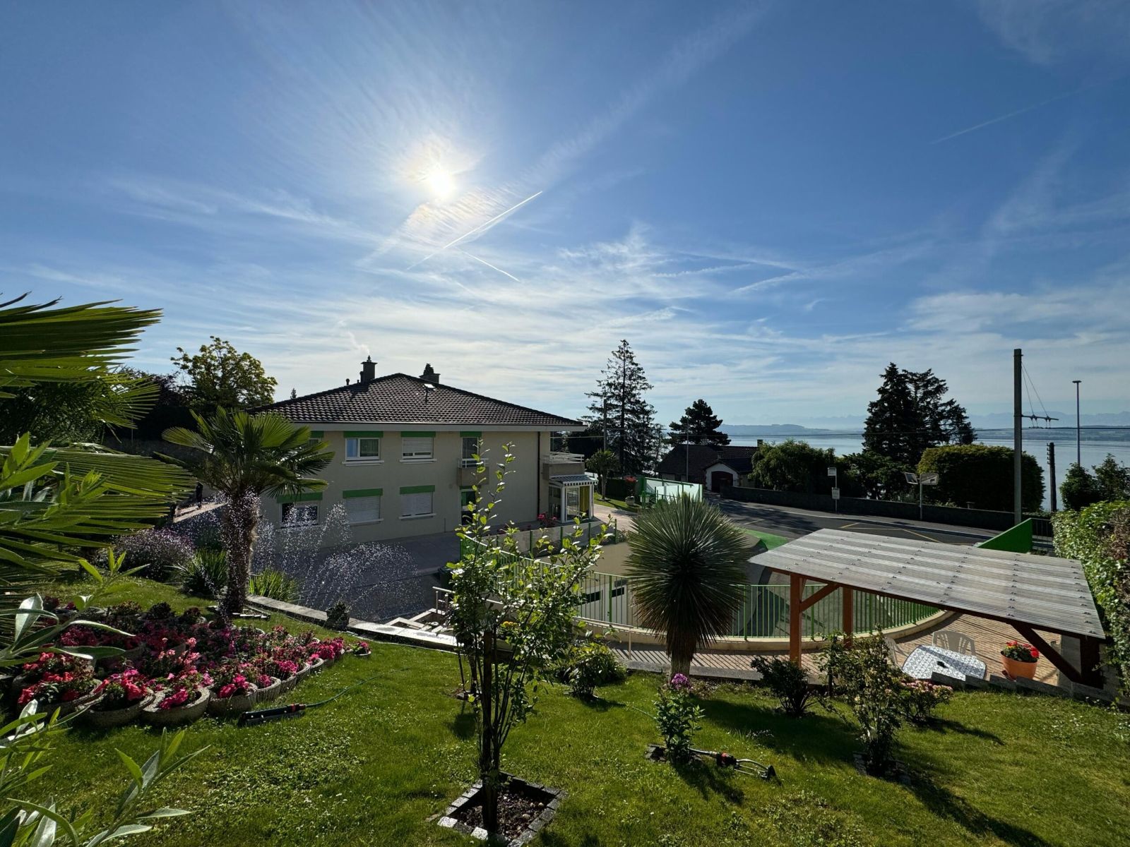 L'EMS Beaulieu, son jardin et le lac de Neuchâtel