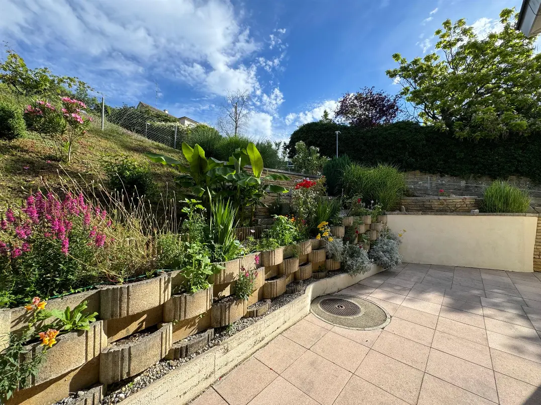 Foto: blühender Garten