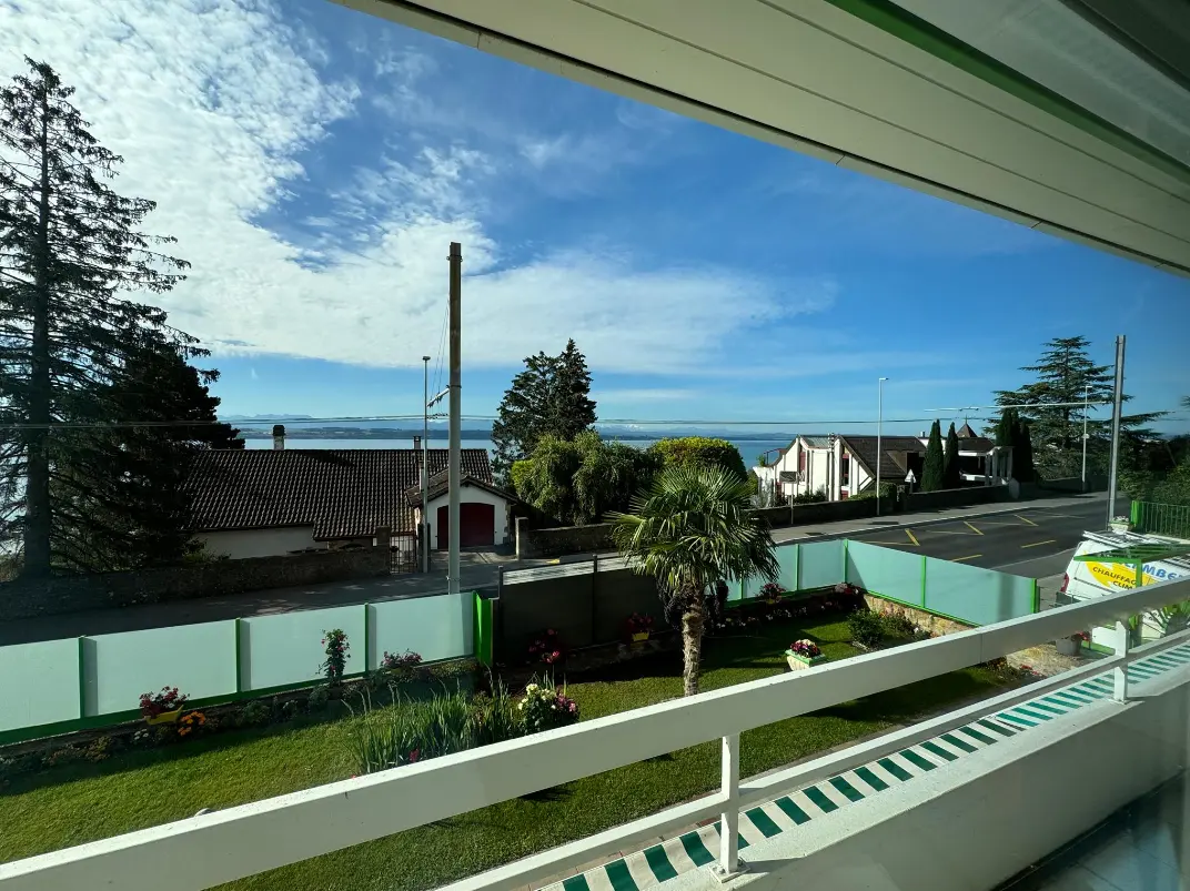 Foto: Blick vom Balkon auf den See