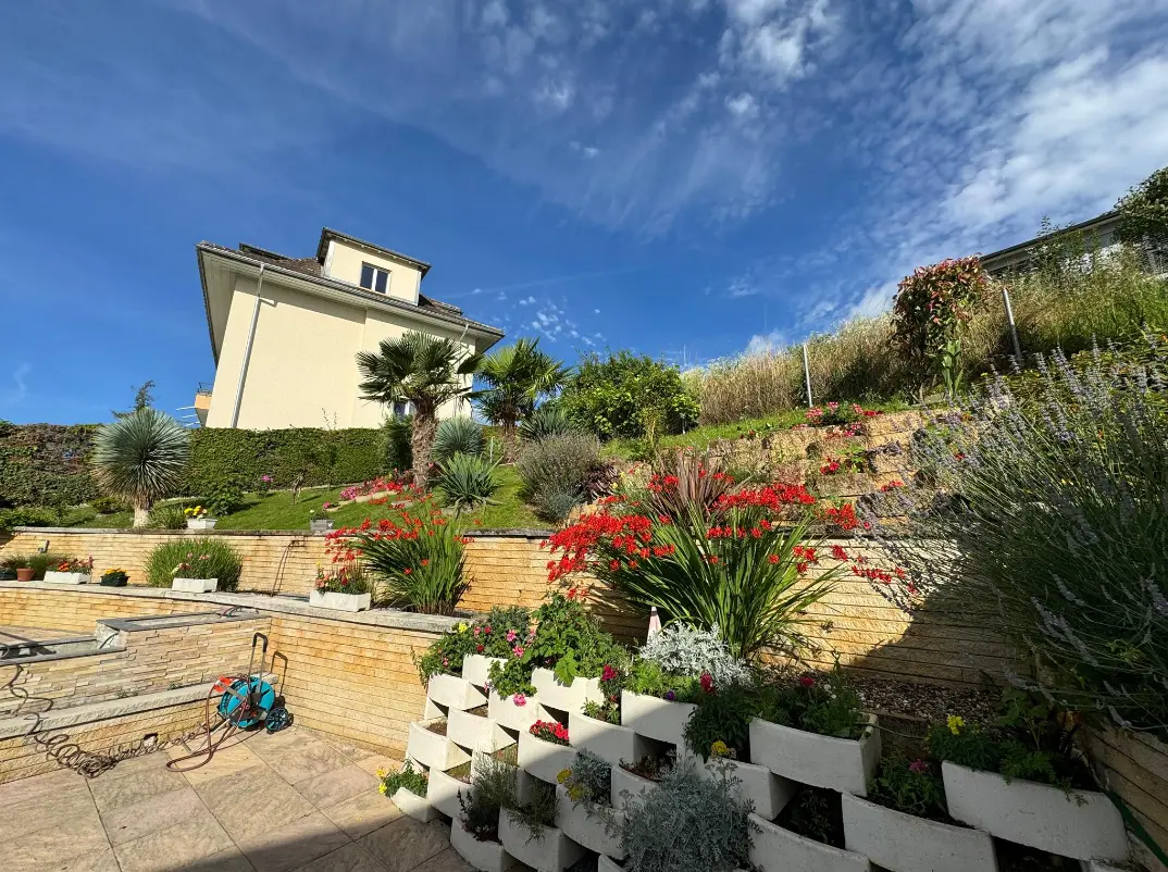 Foto: Fassade und Garten